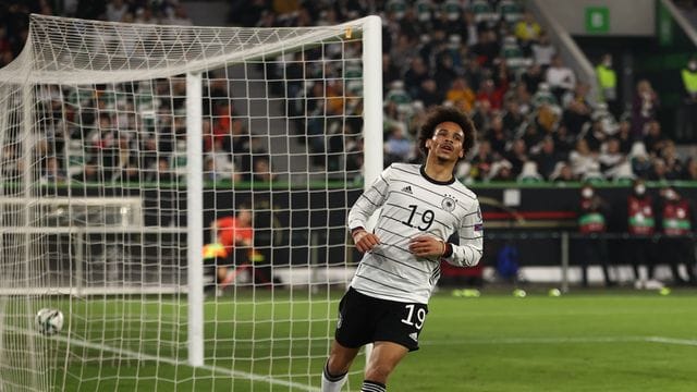 Der Ball liegt im Netz: Torschütze Leroy Sané läuft am Tor vorbei.