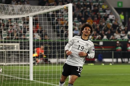 Der Ball liegt im Netz: Torschütze Leroy Sané läuft am Tor vorbei.