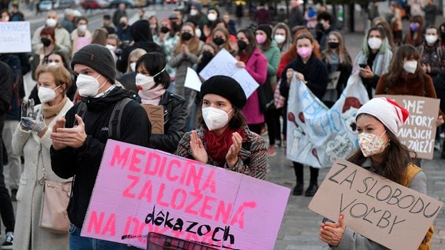 Menschen protestieren im Oktober gegen einen Gesetzesvorschlag, der den Zugang zu Abtreibungen erschwert.