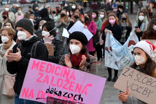 Menschen protestieren im Oktober gegen einen Gesetzesvorschlag, der den Zugang zu Abtreibungen erschwert.