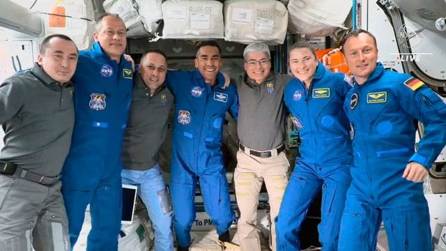 Dieses von der NASA zur Verfügung gestellte Videostandbild zeigt die Besatzung nach der Ankunft von SpaceX Crew-3 an der Internationalen Raumstation (ISS). Dieses von der NASA zur Verfügung gestellte Videostandbild zeigt die Besatzung nach der Ankunft von SpaceX Crew-3 an der Internationalen Raumstation (ISS).