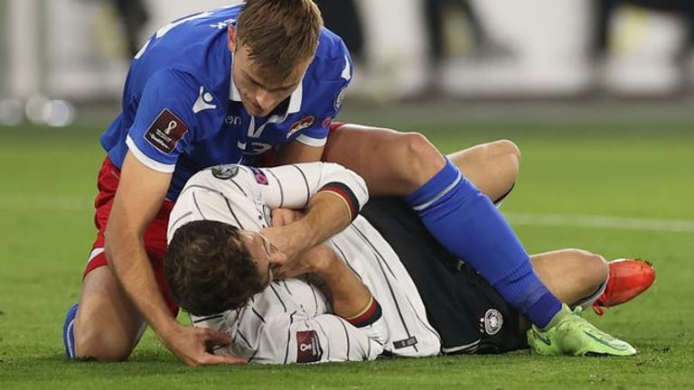 Nationalspieler Leon Goretzka (r) erlitt gegen Liechtenstein eine Prellung im Kopf-Hals-Bereich.