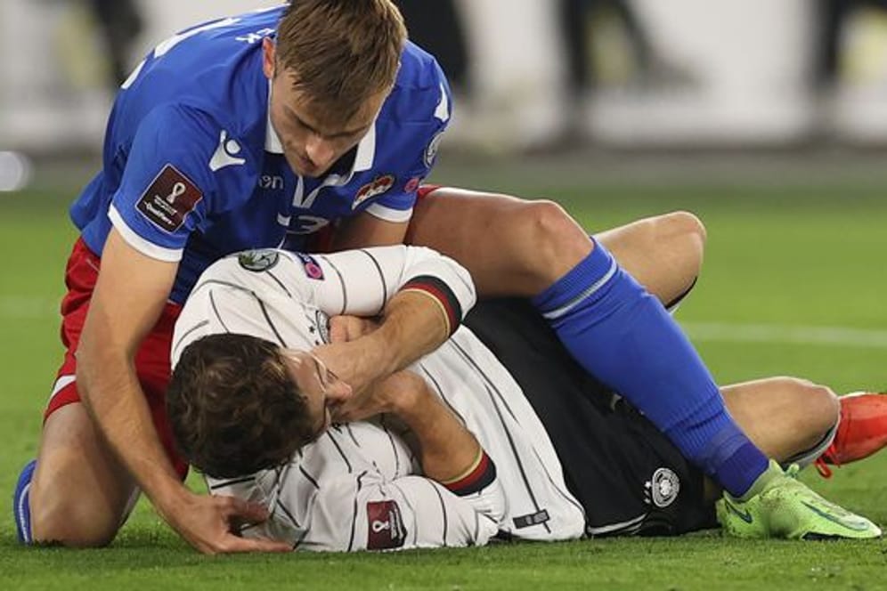 Nationalspieler Leon Goretzka (r) erlitt gegen Liechtenstein eine Prellung im Kopf-Hals-Bereich.