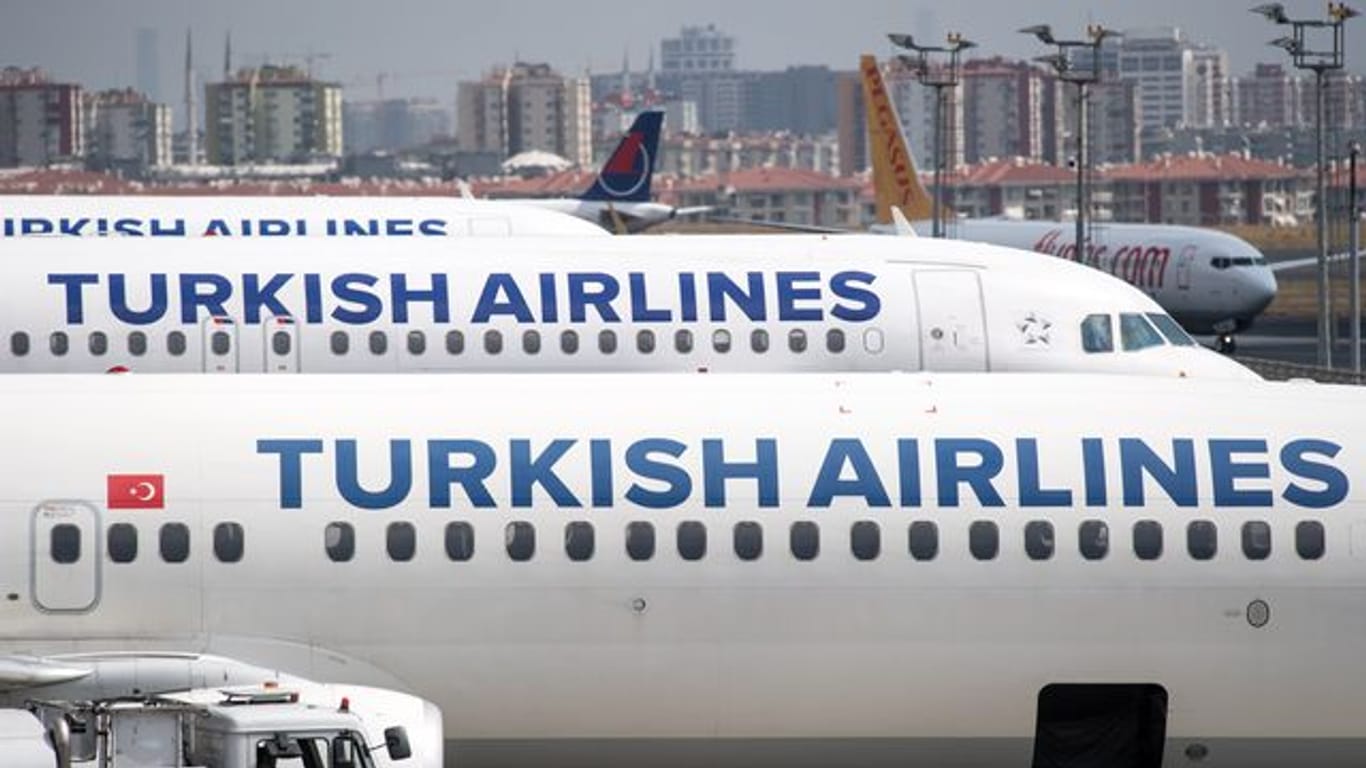 Flugzeuge der türkischen Fluglinie Turkish Airlines auf dem Atatürk-Flughafen in Istanbul.
