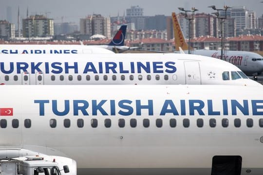 Flugzeuge der türkischen Fluglinie Turkish Airlines auf dem Atatürk-Flughafen in Istanbul.