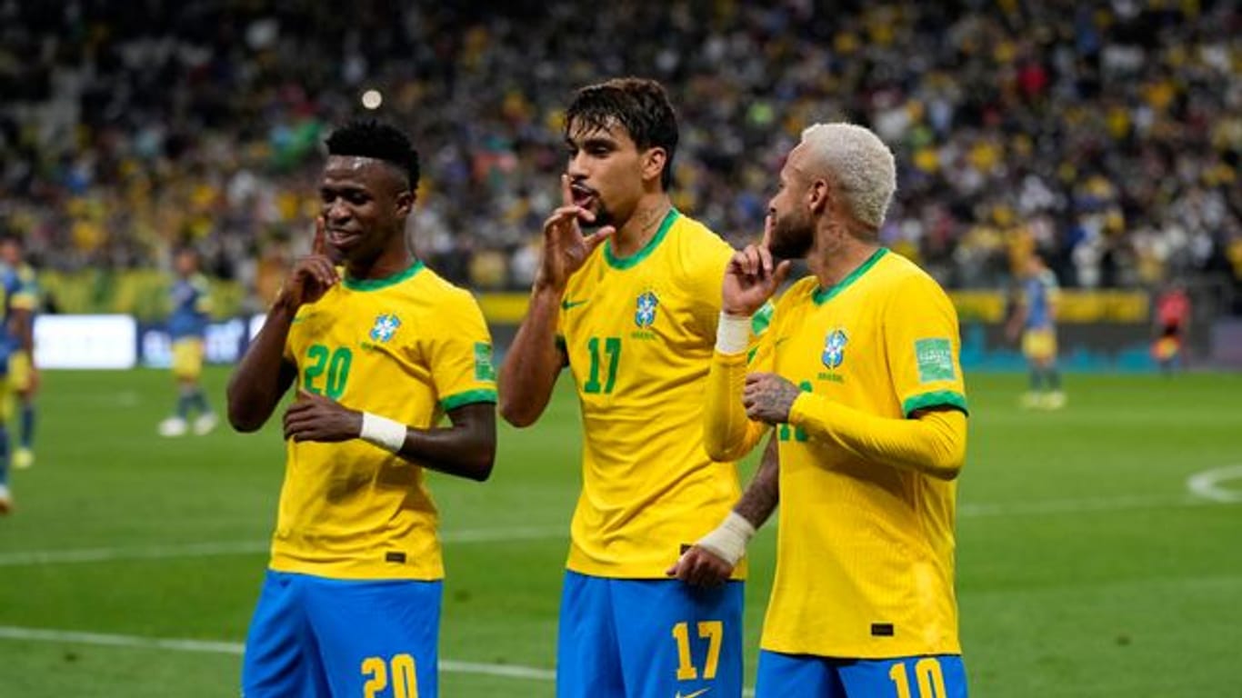Der brasilianische Nationalspieler Lucas Paqueta (M) feiert mit seinen Teamkollegen Vini Jr.