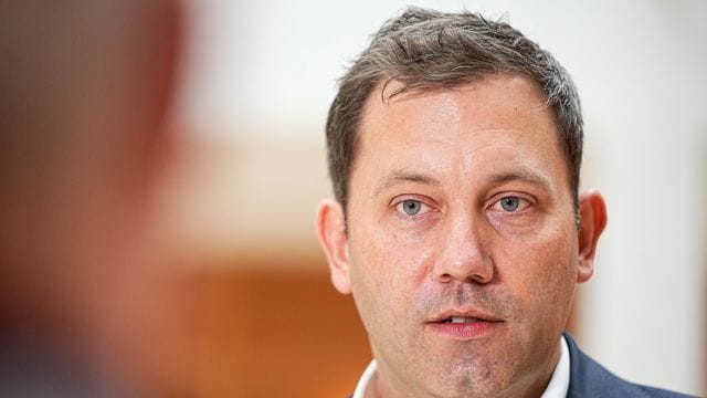 Lars Klingbeil ist optimistisch, dass der Koalitionsvertrag mit Grünen und FDP bald abgesegnet wird. Lars Klingbeil ist optimistisch, dass der Koalitionsvertrag mit Grünen und FDP bald abgesegnet wird.