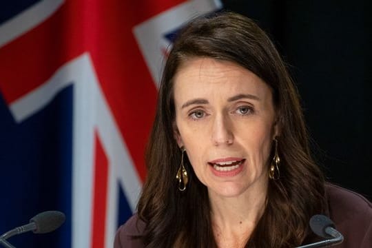 Neuseelands Premierministerin Jacinda Ardern lobt Merkels Qualitäten als Führungsperson.