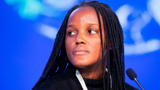 Vanessa Nakate, Klimaaktivistin aus Uganda, nimmt bei der UN-Klimakonferenz COP26 an einer Podiumsdiskussion mit der schottischen Ministerpräsidentin Sturgeon teil.