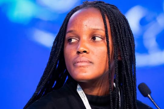 Vanessa Nakate, Klimaaktivistin aus Uganda, nimmt bei der UN-Klimakonferenz COP26 an einer Podiumsdiskussion mit der schottischen Ministerpräsidentin Sturgeon teil.