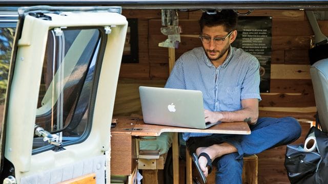 Der US-Journalist Danny Fenster arbeitet in seinem Lieferwagen, den er 2018 in Detroit zu einem Wohn-Büro umgebaut hat. Der US-Journalist Danny Fenster arbeitet in seinem Lieferwagen, den er 2018 in Detroit zu einem Wohn-Büro umgebaut hat.