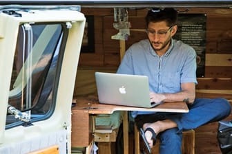 Der US-Journalist Danny Fenster arbeitet in seinem Lieferwagen, den er 2018 in Detroit zu einem Wohn-Büro umgebaut hat.