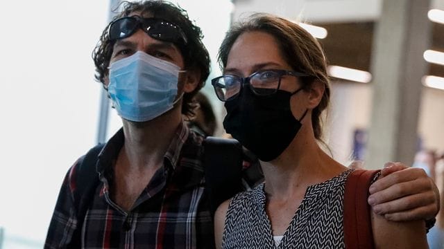 Aya Biran (r), die Tante väterlicherseits von Eitan, Überlebender des Seilbahnunglücks vom Lago Maggiore, trifft im Gericht ein. Aya Biran (r), die Tante väterlicherseits von Eitan, Überlebender des Seilbahnunglücks vom Lago Maggiore, trifft im Gericht ein.
