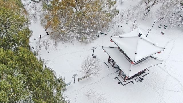 Ein seit Sonntag anhaltender Schneesturm hat in Shenyang Rekordschneefälle gebracht, die stärksten seit 1905.