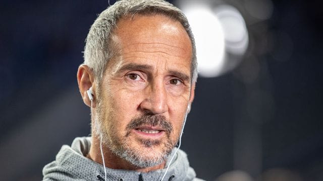 Trainer Adi Hütter ist gegen eine Impfpflicht für Fußball-Profis.