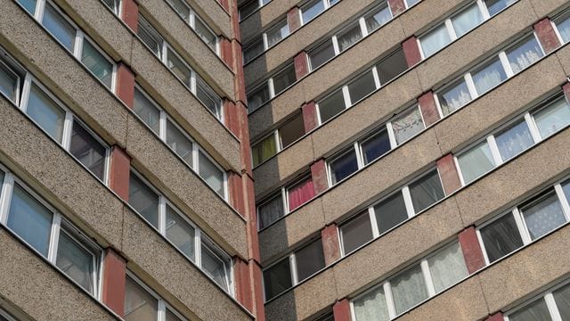 Ein Hochhaus in einem Plattenbaugebiet.