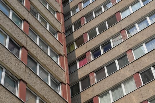 Ein Hochhaus in einem Plattenbaugebiet.