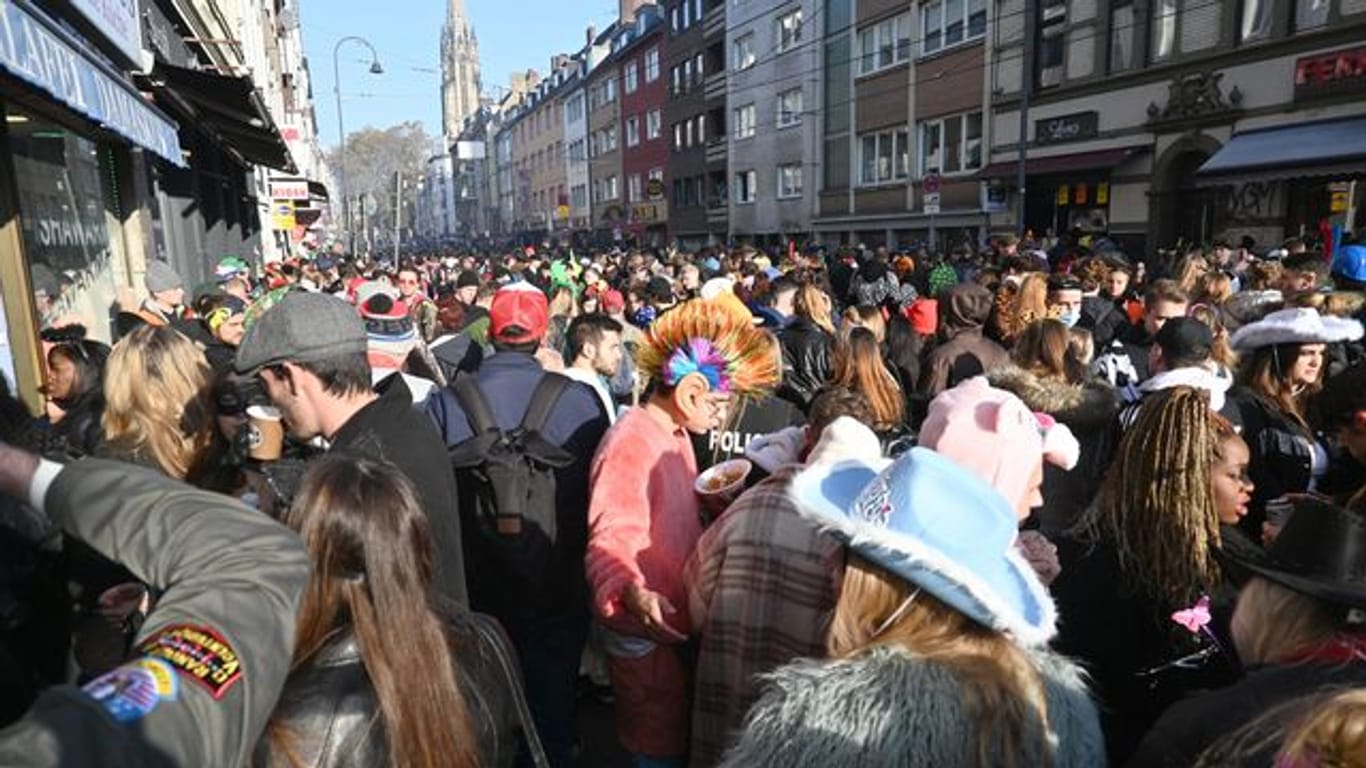 Menschen feiern im 2G-Bereich um den Zülpicher Platz in Köln.