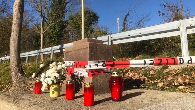 Absperrband der Polizei und Kerzen am Sockel eines Sandstein-Kreuzes in Büren-Breken, wo der Unfall geschah. Absperrband der Polizei und Kerzen am Sockel eines Sandstein-Kreuzes in Büren-Breken, wo der Unfall geschah.