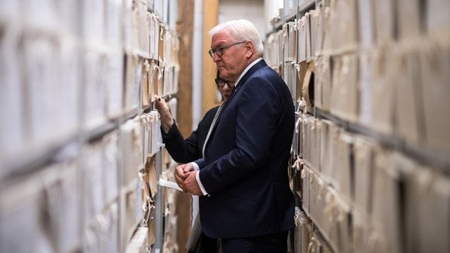 Bundespräsident Frank-Walter Steinmeier besucht das Menschenrechtszentrum der Organisation "Memorial" in Moskau (Russland) und wird von der Leiterin, Irina Lasarewna Scherbakowa, durch das Archiv geführt. Bundespräsident Frank-Walter Steinmeier besucht das Menschenrechtszentrum der Organisation "Memorial" in Moskau (Russland) und wird von der Leiterin, Irina Lasarewna Scherbakowa, durch das Archiv geführt.