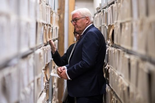 Bundespräsident Frank-Walter Steinmeier besucht das Menschenrechtszentrum der Organisation "Memorial" in Moskau (Russland) und wird von der Leiterin, Irina Lasarewna Scherbakowa, durch das Archiv geführt.