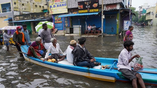 In Indien: Im Boot durch die überfluteten Straßen.