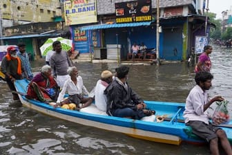 In Indien: Im Boot durch die überfluteten Straßen.