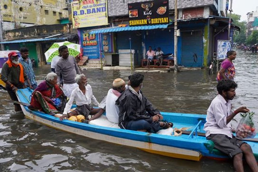 In Indien: Im Boot durch die überfluteten Straßen.