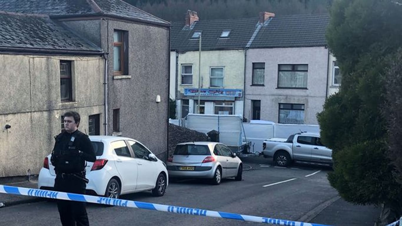 Ein Polizist am Tatort: Weil er aus Rache an einer Bekannten deren 16-jährige Tochter getötet hat, ist ein Mann in Wales zu mindestens 30 Jahren Haft verurteilt worden.