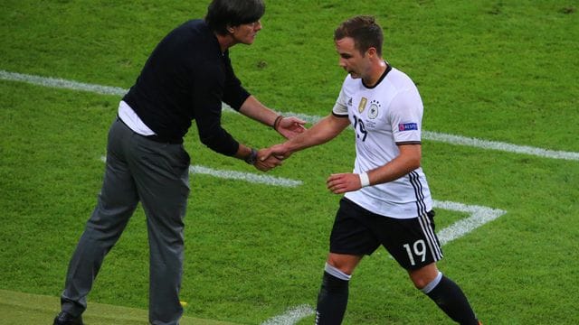 WM-Siegtorschütze Mario Götze (r) hat Ex-Bundestrainer Joachim Löw für die gemeinsame Zeit bei der Nationalmannschaft gedankt.