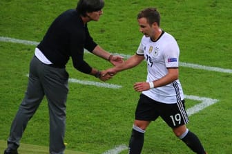 WM-Siegtorschütze Mario Götze (r) hat Ex-Bundestrainer Joachim Löw für die gemeinsame Zeit bei der Nationalmannschaft gedankt.