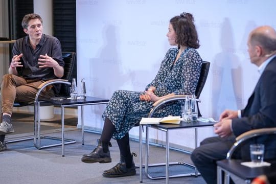 Die Klimaaktivisten Lea Bonasera (m.