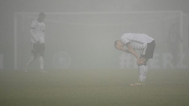 Nach der 0:4 Niederlage gegen Polen lassen die deuschen Spieler die Köpfe hängen.