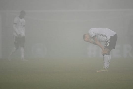 Nach der 0:4 Niederlage gegen Polen lassen die deuschen Spieler die Köpfe hängen.