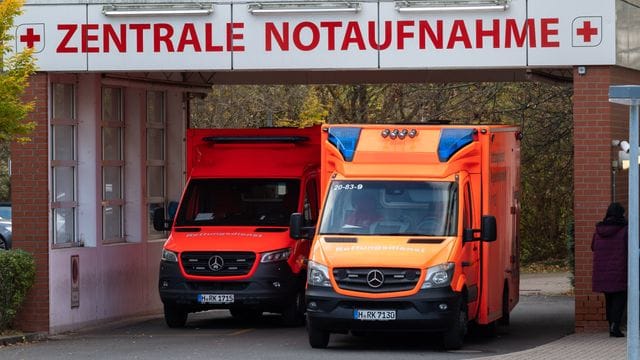 Zwei Rettungswagen stehen an der Zentralen Notaufnahme eines Klinikums in der Region Hannover. Zwei Rettungswagen stehen an der Zentralen Notaufnahme eines Klinikums in der Region Hannover.