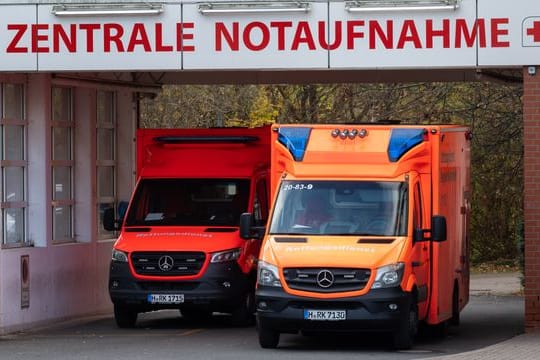 Zwei Rettungswagen stehen an der Zentralen Notaufnahme eines Klinikums in der Region Hannover.