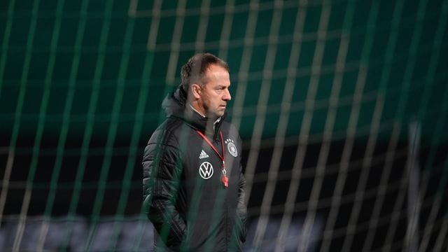 Vor dem Abflug nach Armenien bittet Hansi Flick in Wolfsburg noch zum Abschlusstraining. Vor dem Abflug nach Armenien bittet Hansi Flick in Wolfsburg noch zum Abschlusstraining.