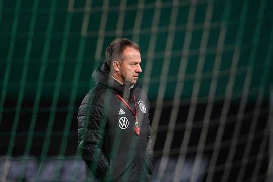 Vor dem Abflug nach Armenien bittet Hansi Flick in Wolfsburg noch zum Abschlusstraining.