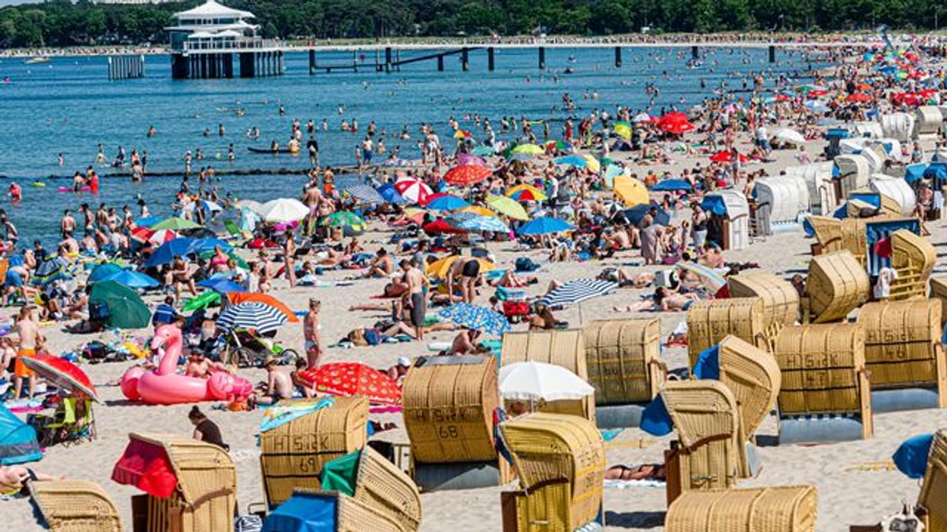 Mit Badegästen und Strandkörben gut gefüllt, aber nicht überlaufen, ist an einem sonnigen Tag im Sommer dieses Jahres der Ostseestrand in Timmendorfer-Strand.