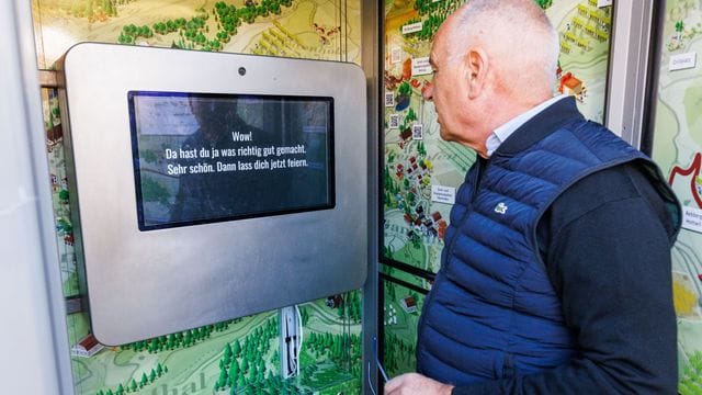 Peter Weber (parteilos), Gemeindepräsident von Mettauertal, steht in der zur "Schulterklopfmaschine" umgebauten Telefonzelle.