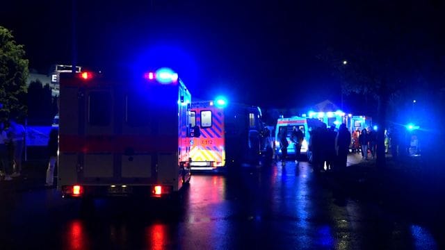 Rettungswagen und Polizei vor der Diskothek in Friesoythe.