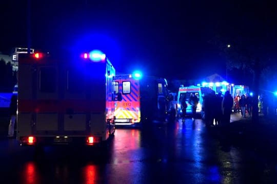 Rettungswagen und Polizei vor der Diskothek in Friesoythe.