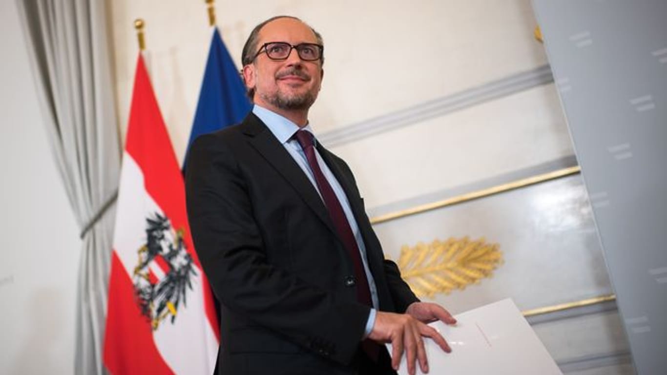 Österreichs Bundeskanzler Alexander Schallenberg kommt nach einer Krisensitzung mit den Ministerpräsidenten zu einer Pressekonferenz.