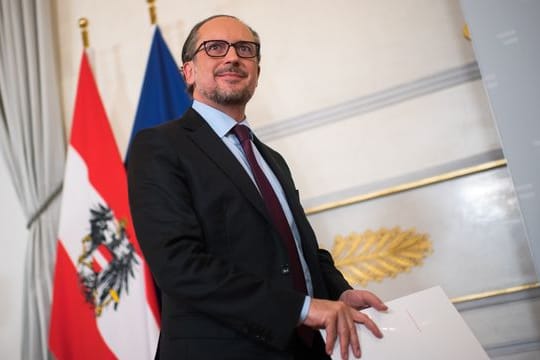 Österreichs Bundeskanzler Alexander Schallenberg kommt nach einer Krisensitzung mit den Ministerpräsidenten zu einer Pressekonferenz.