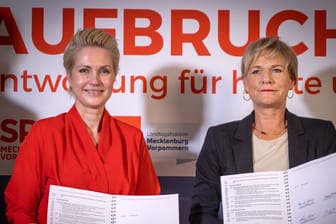 Manuela Schwesig (l) und Simone Oldenburg präsentieren den Koalitionsvertrag.