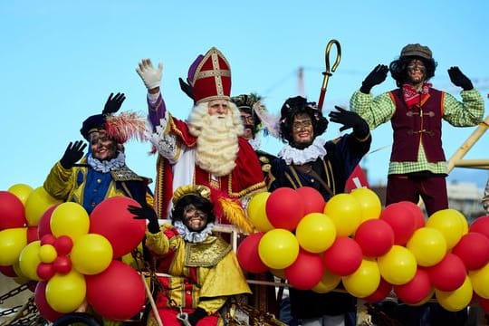 Sinterklaas und seine Gehilfen, die "Zwarten Pieten", kommen im Hafen von Scheveningen an.