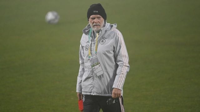 Co-Trainer Hermann Gerland geht vor einem Spiel der deutschen U21 über den Platz.