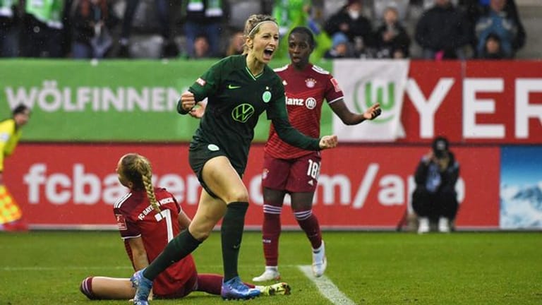 Wolfsburgs Kathrin Hendrich (M) jubelt über ihren Treffer zum 1:0, daneben Bayerns Giulia Gwinn (l) und Viviane Asseyi.