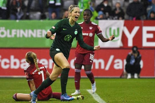 Wolfsburgs Kathrin Hendrich (M) jubelt über ihren Treffer zum 1:0, daneben Bayerns Giulia Gwinn (l) und Viviane Asseyi.