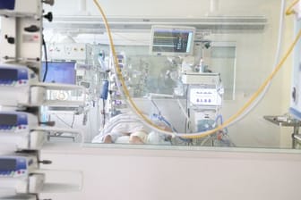 Ein Patient im Krankenzimmer einer Covid-19-Intensivstation in Thüringen: Forscher richten angesichts der steigenden Fallzahlen einen flammenden Appell an die Regierungen.